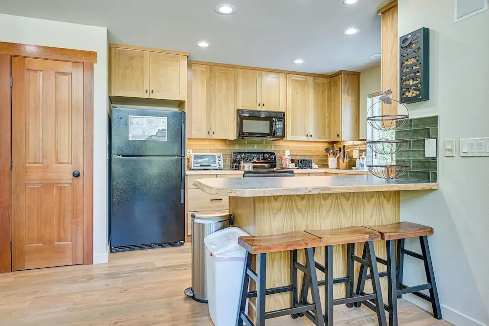Deck, Hot Tub & Fire Pit: Mtn-view Packwood Cabin