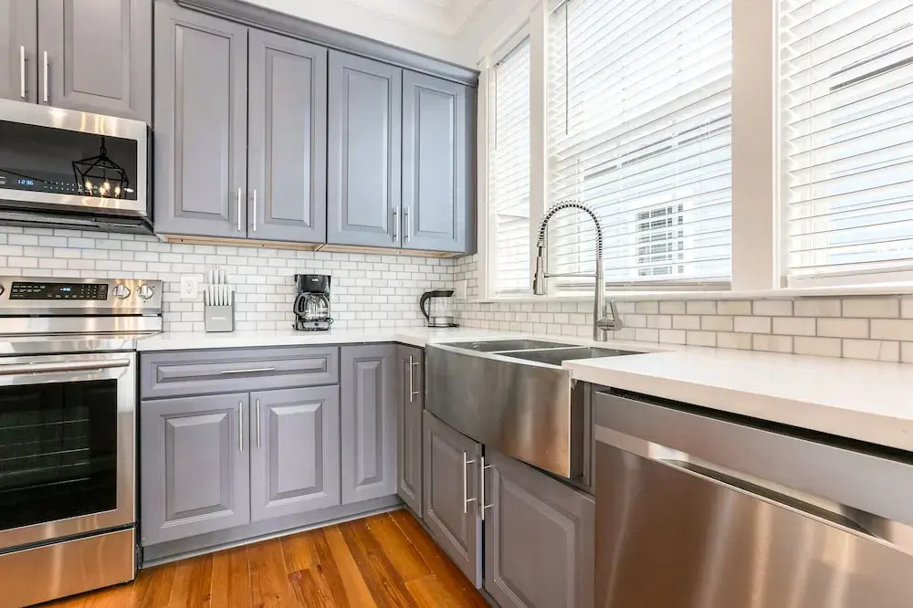 Modern 4 BR Condo with Balcony & Pool - Near FQ
