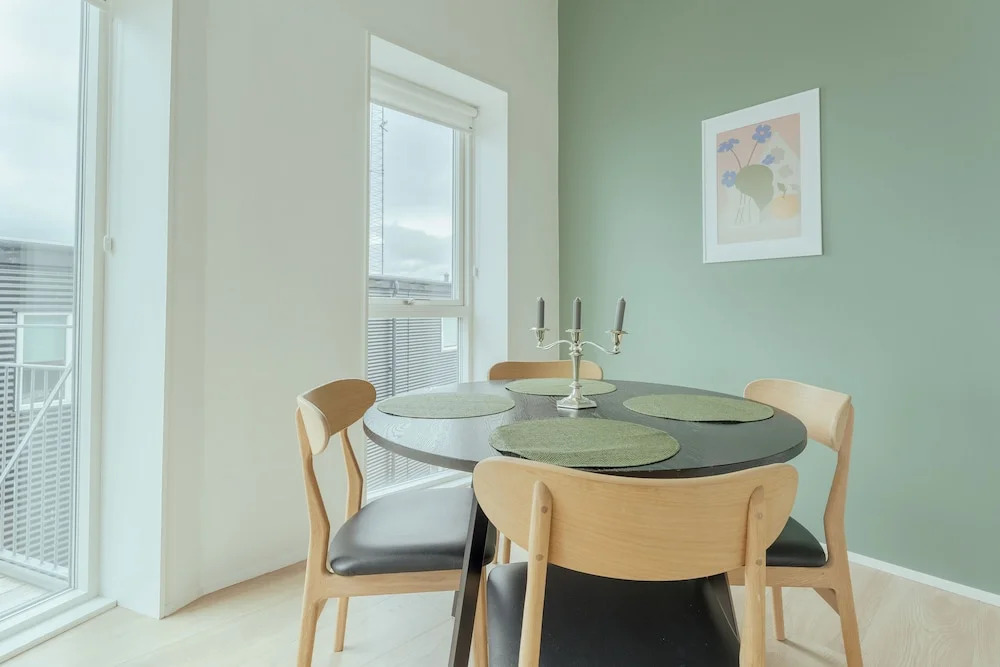 Delightful 2 Bedroom Apt | Balcony | Parking