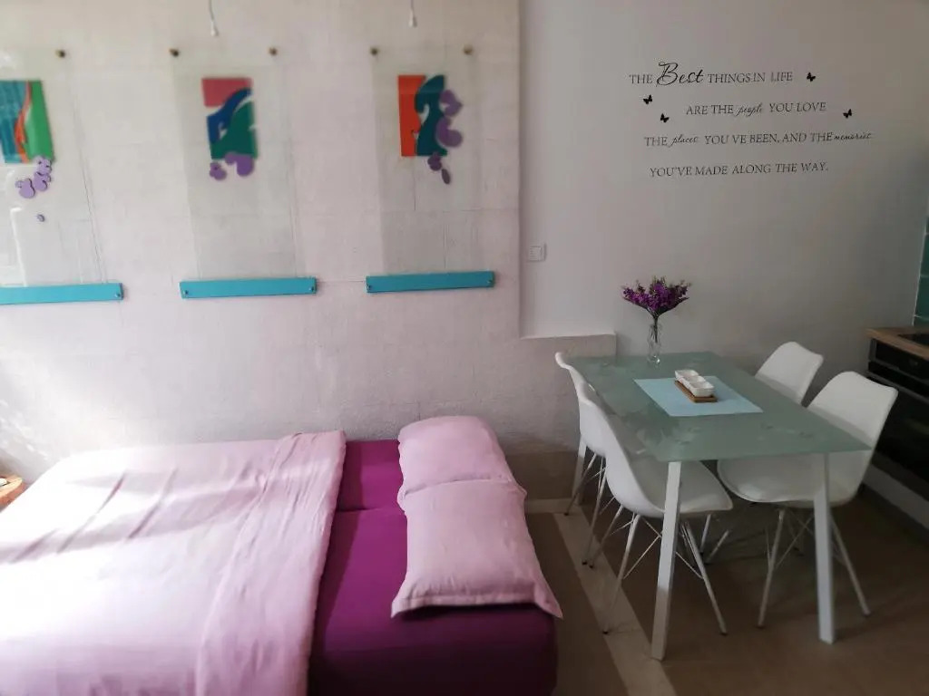 IBIS Your Cosy Oasis With Private Parking and Patio
