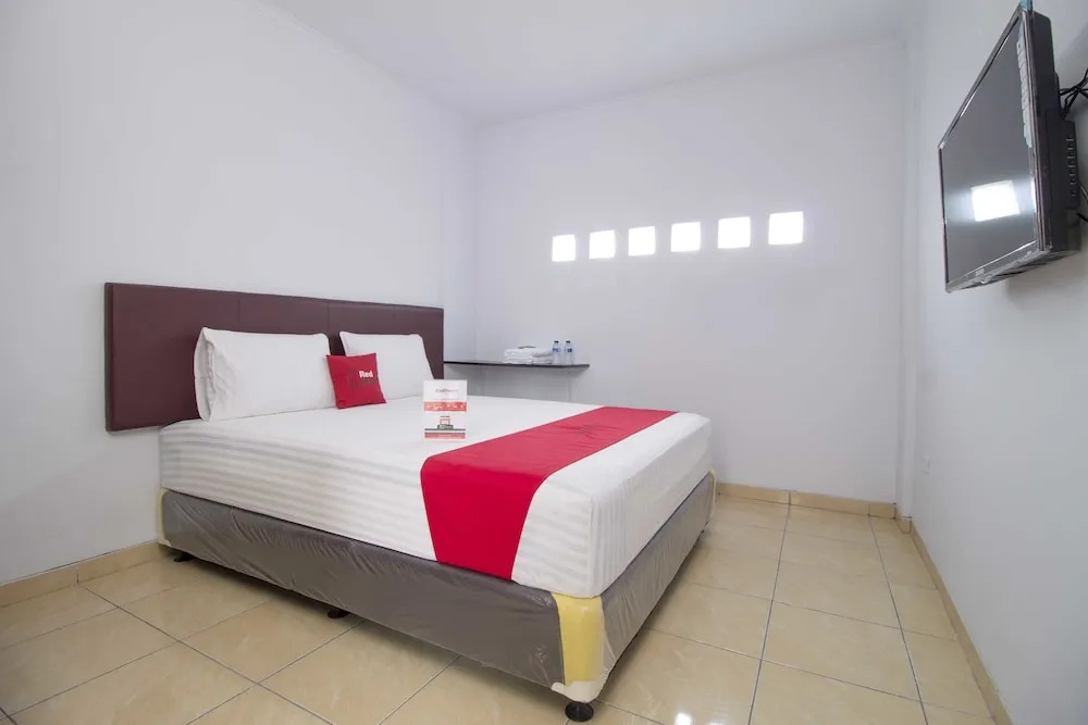 RedDoorz near Siloam Hospital Karawaci 2