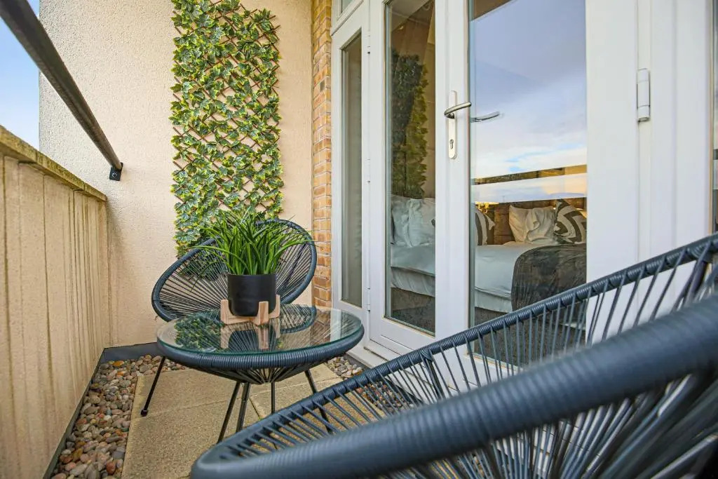 Luxury 5 Bedroom 3 Bathroom House with Smart TVs, Super Fast Wifi, Free Parking and Garden by Yoko Property