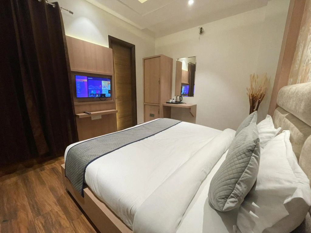 Hotel Crown Savoy, Near Railway Station & GURU NANAK DEV UNIVERSITY