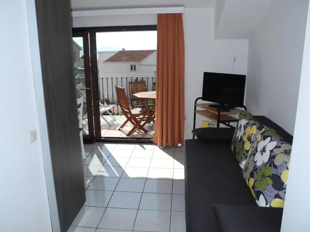 Apartment Damir with Sea View 22 pax