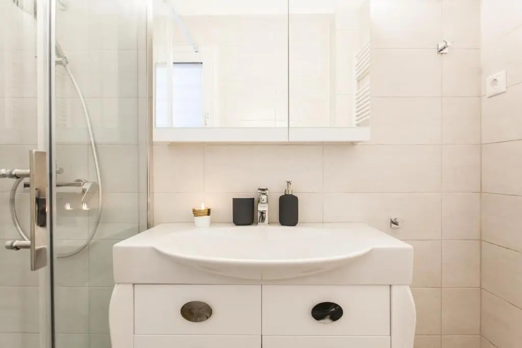 HIGHEND 2BDR Full APT/ IDEAL LOCATION (and Netflix)