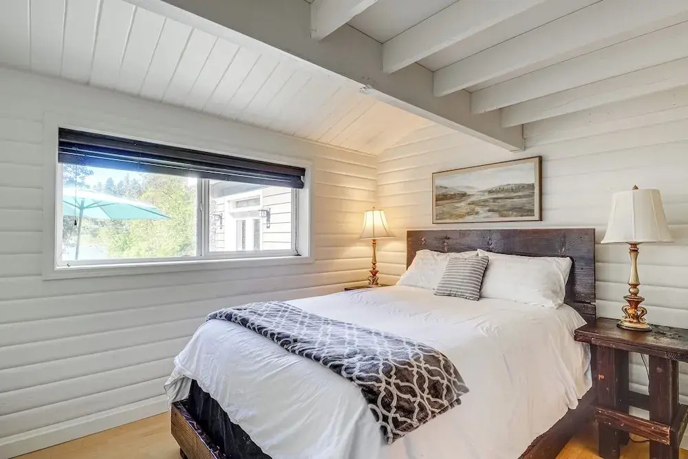 Bayfront PNW Lodge: Dock, Pickleball & Guest House