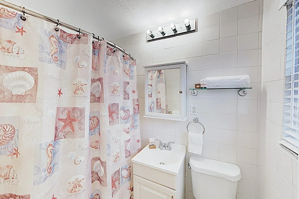 New Listing! All-suite - Steps To Beach 2 Bedroom Apts