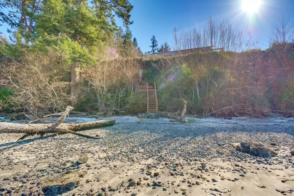 Waterfront PNW Escape w/ Deck & Beach Access!