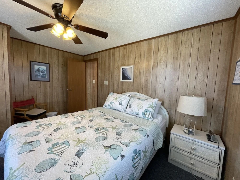 Southern Star 5 Bedroom Cottage by RedAwning