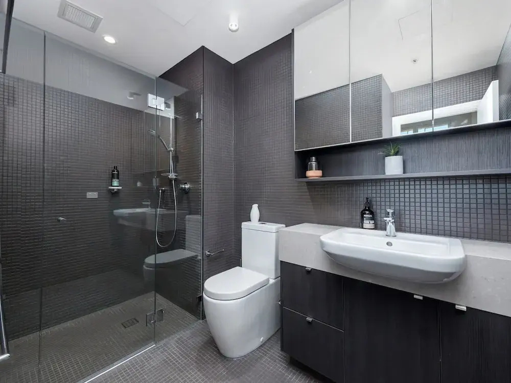 Inner-city Apartment Minutes Walk to Dining Hubs