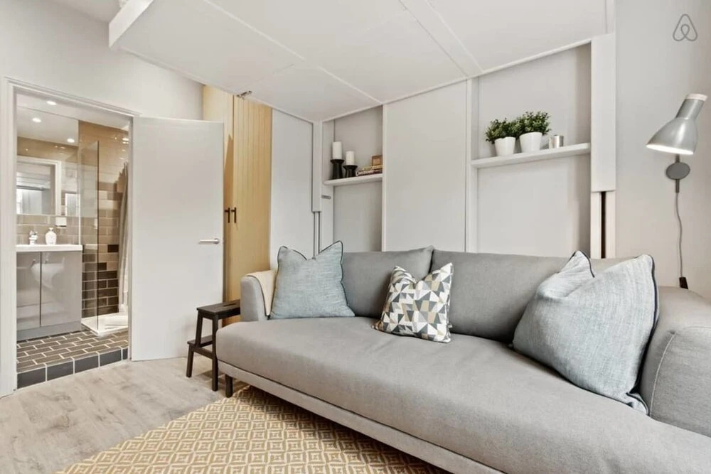Contemporary Studio W/suspended Bed in Camden Town