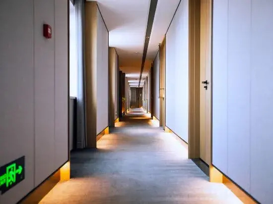 Yuerong Hotel (Liaoyang Liaohua Tesco)