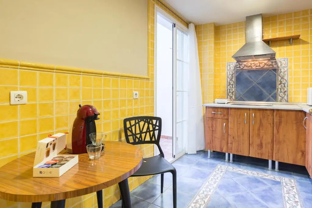 GR0-Quiet apartment, Private backyard, Walk to Old Town