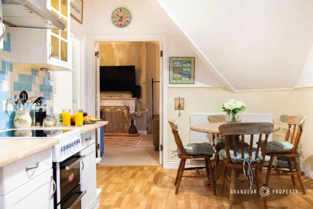Sky View - Lovely 1bed Suite close to Beach and with Parking