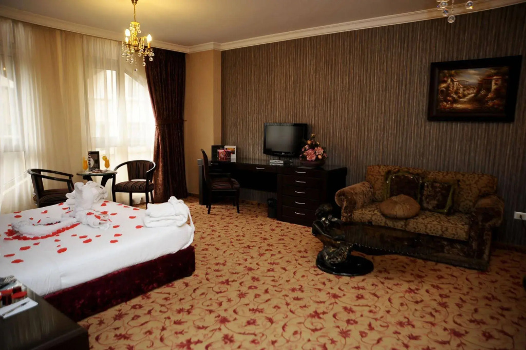 Queens Suite Hotel