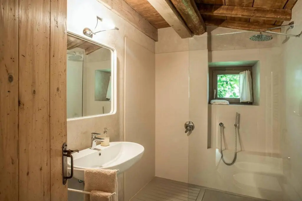 Betta - Newly Renovated Lake-View Terrace Apartment, Peaceful and Silent Surroundings