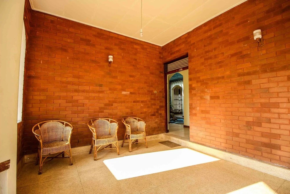 Yoho Airport Way Bungalow