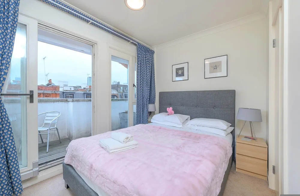 The Aristocrat - Fitzrovia - by Frankie Says