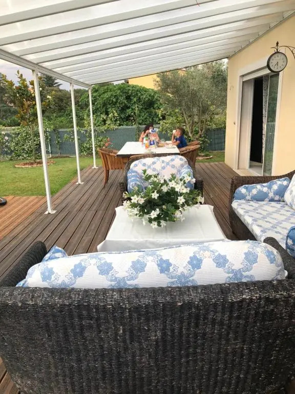 Petite maisonette adossee mais independante avec piscine