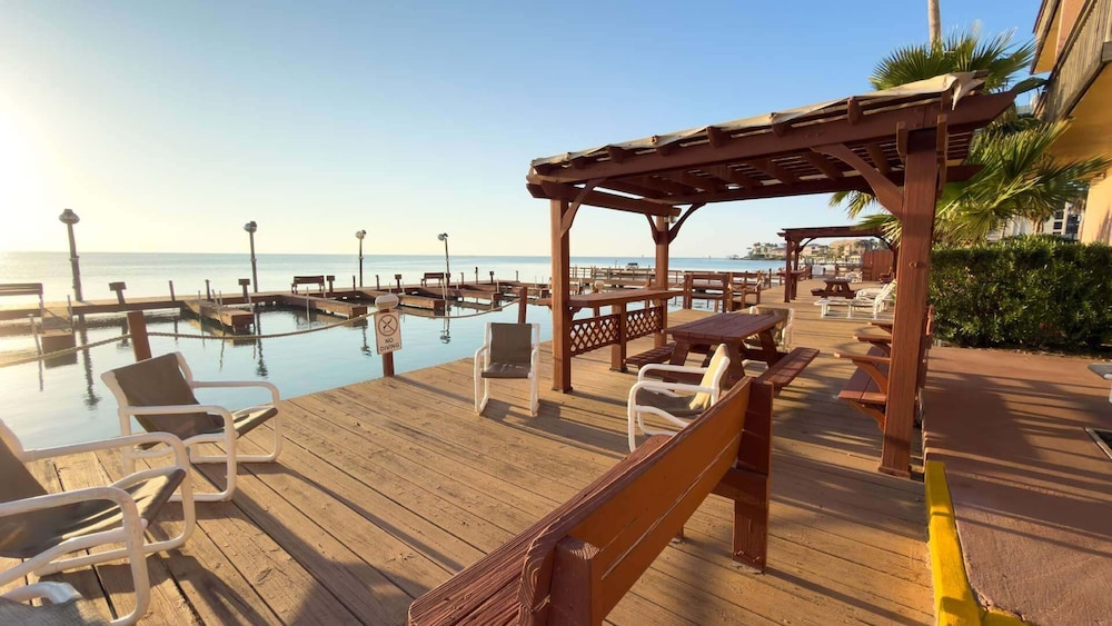 Direct Bayfront Sunsets - Boat Docks - Pool - Fish 2 Bedroom Apts
