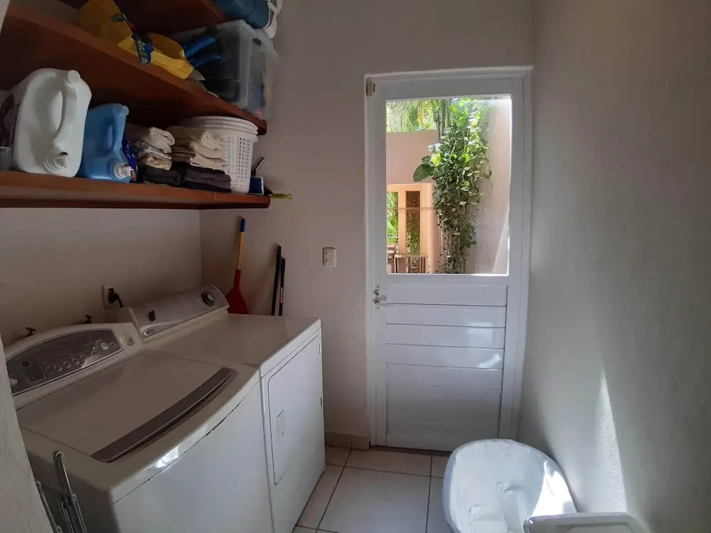 New Listing Close To Beach Sunny Spacious Villa