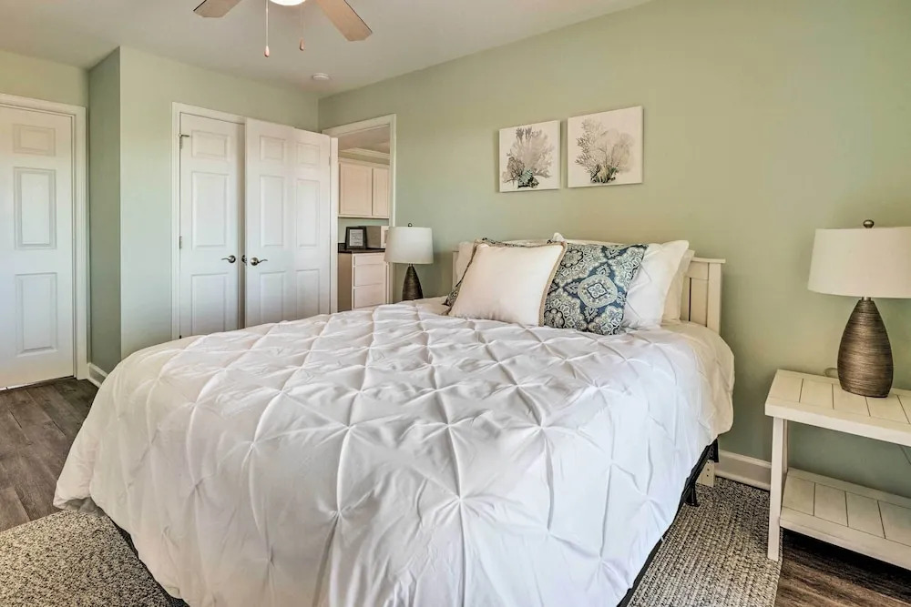 Oak Island Condo - Walk to the Beach!