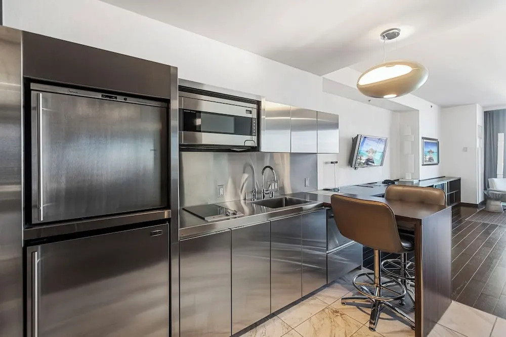 Full Strip Views - Open Balconies - Free Parking Jacuzzi Tub - High Floor