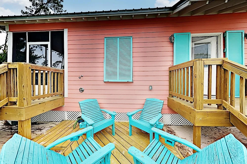 Stylish Beach W/ 2 Pools & Screened Deck 3 Bedroom Cottage