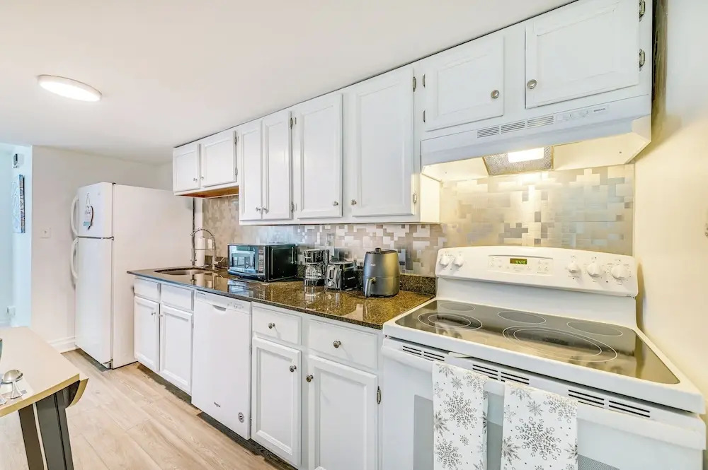 Walk to Downtown Albany: Ten Broeck Triangle Apt!