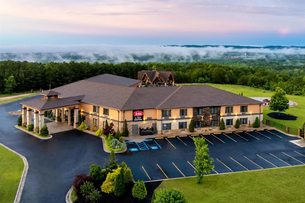 Aiden by Best Western Warm Springs Hotel and Event Center