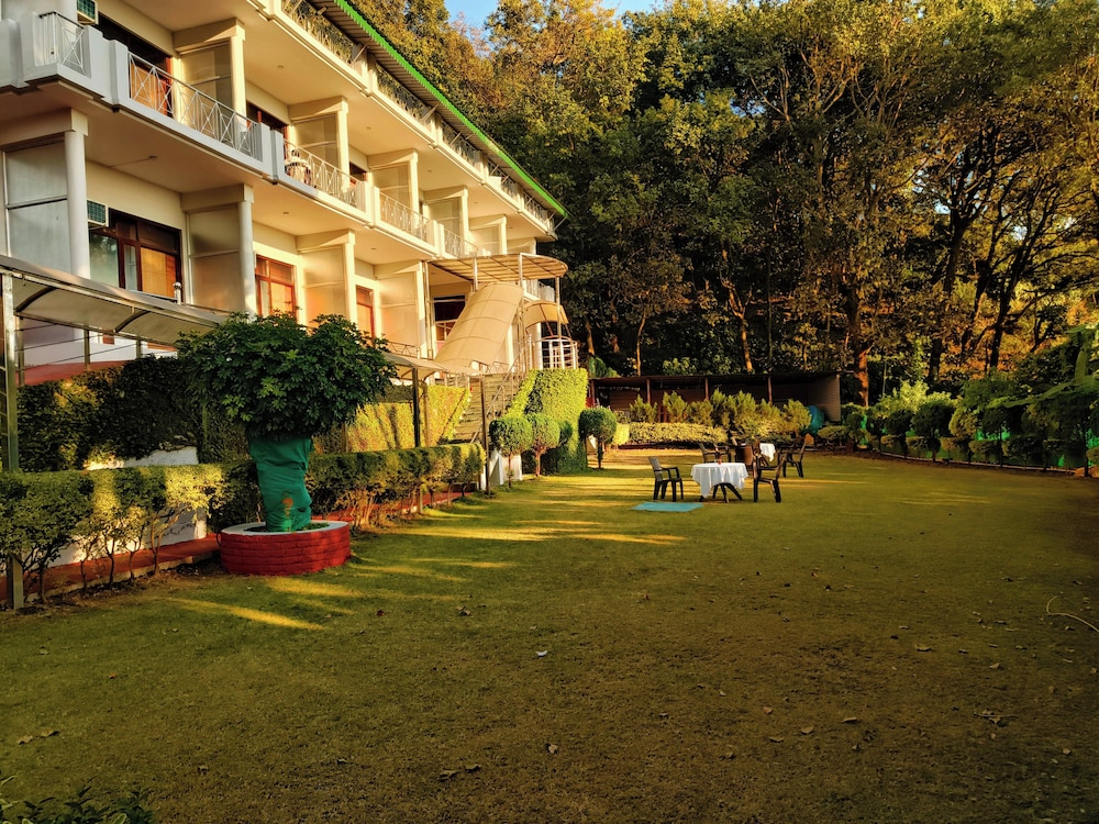 The Pine Oak Resort