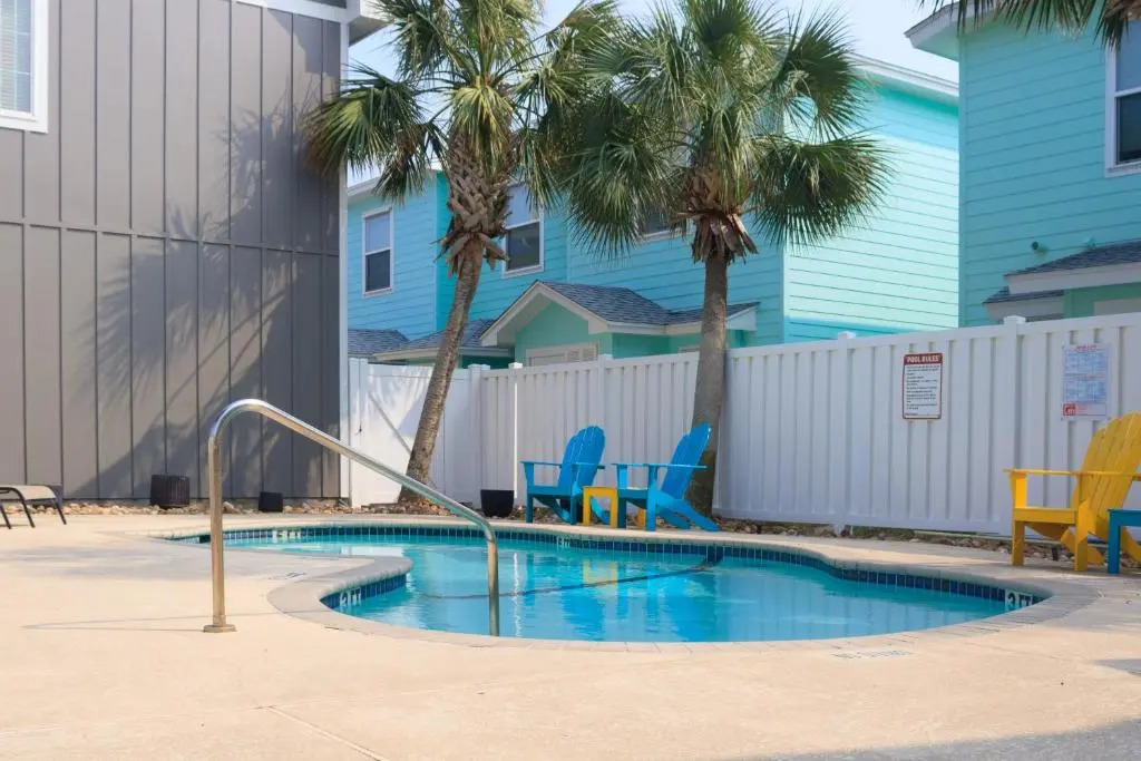 FH4 Charming 3 Bedroom Condo, Near Beach, Shared Pool