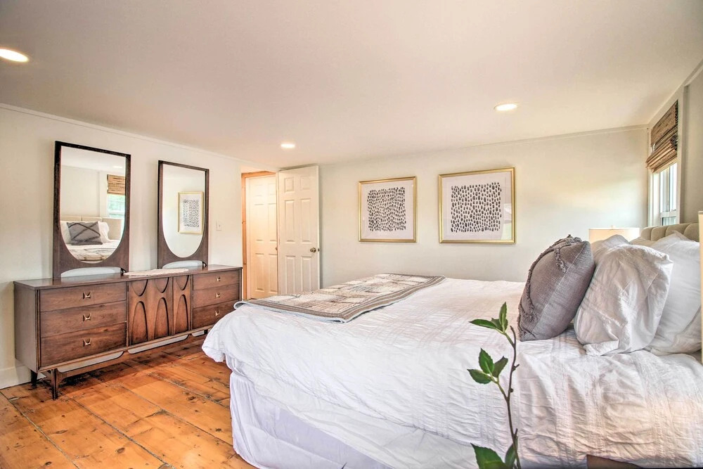 Renovated Farmhouse < 1 Mile to Okemo Mountain!