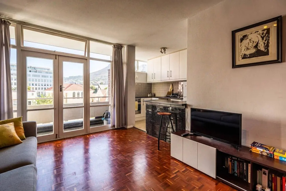 Secure Studio Apartment. With Mountain Views and a Pool