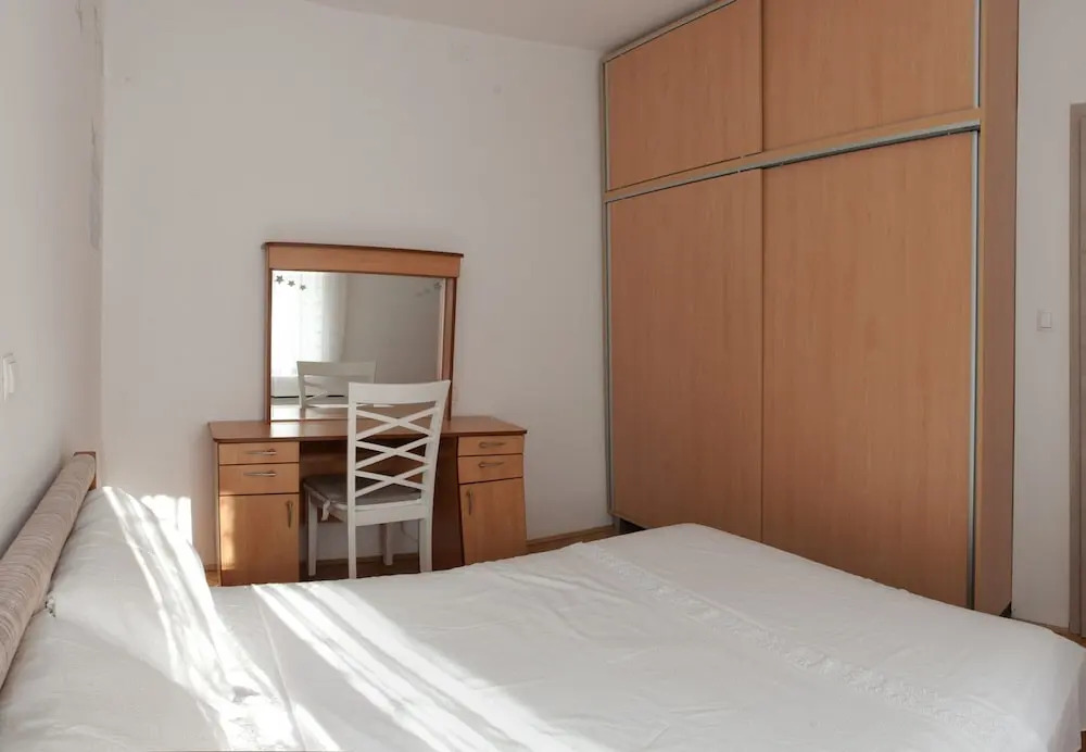 Modern apt With Large Garden & Parking in Center