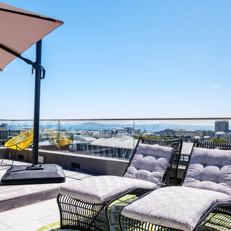 Deluxe Urban Retreat Summit on Quarter