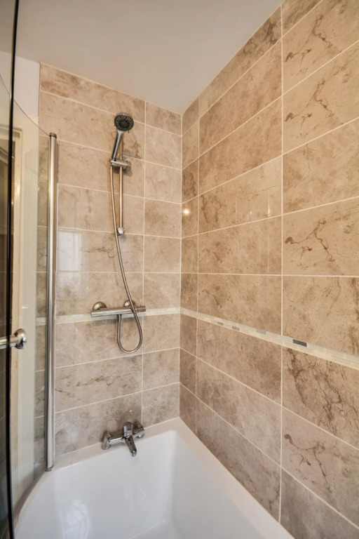 Cosy 2 Bedroom Apartment with Parking
