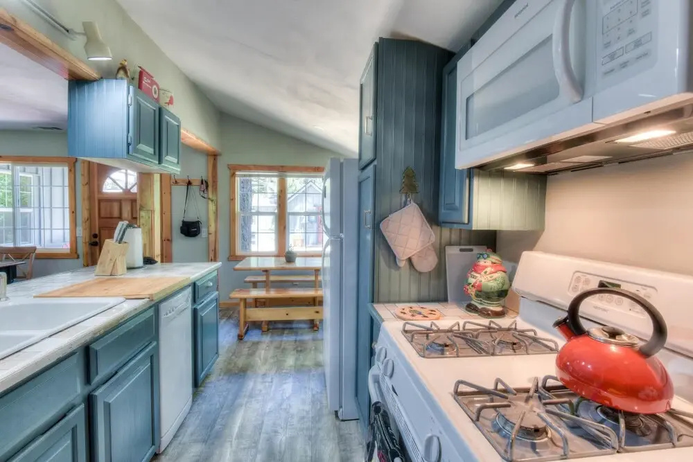 Foursome  2 Bedroom Cabin by RedAwning