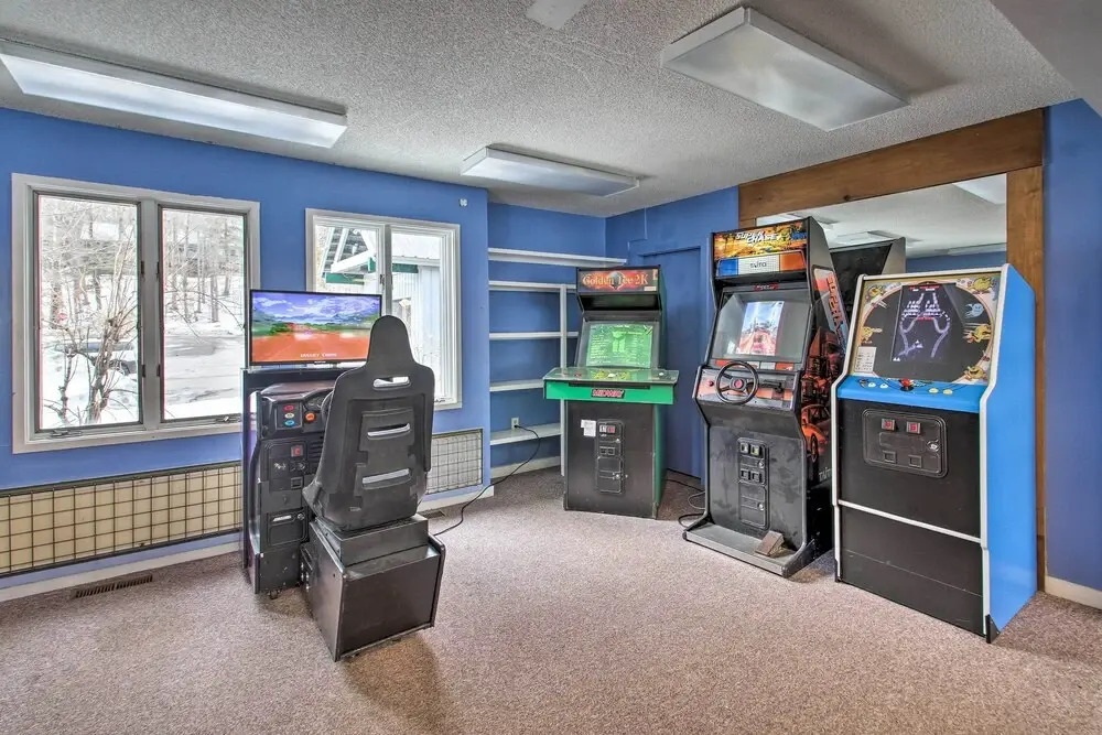 Village of Loon Mtn Condo with Fireplace and Balcony!