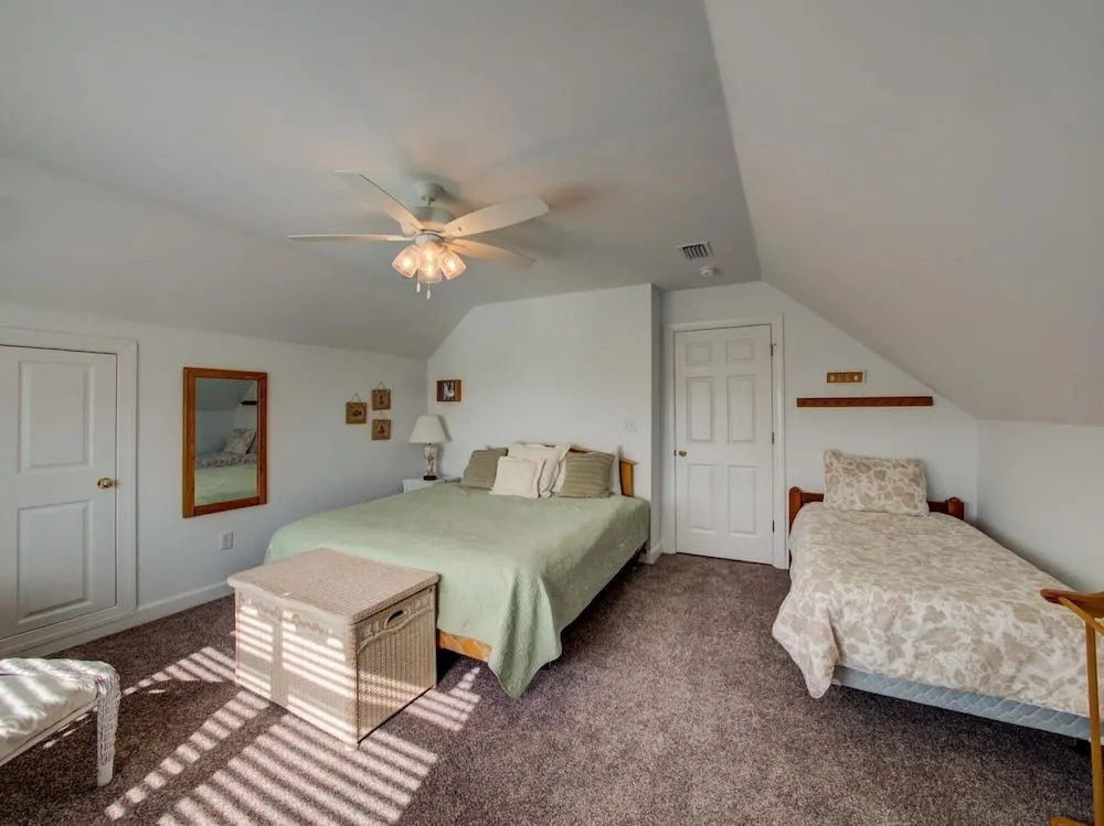 Spacious Family-Friendly House Near the Beach