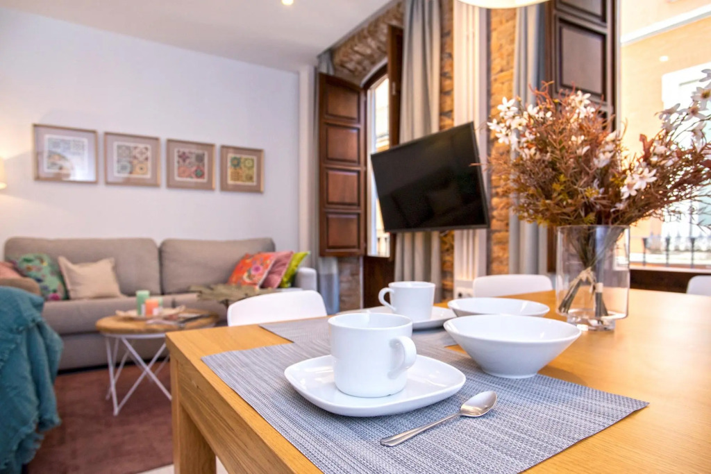 Lovely 1-bedroom apartment near the Cathedral. Zacatin 202