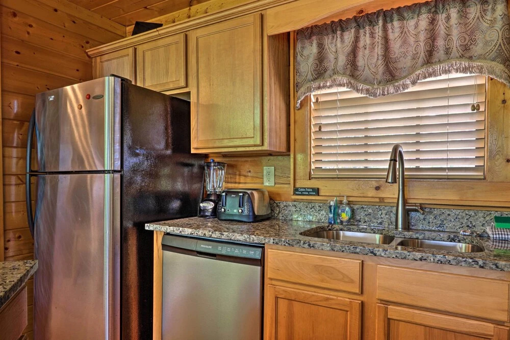 1 Mi to Dollywood: Quiet Cabin w/ Hot Tub!
