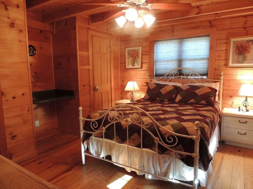 Limerick Lodge 3 Bedrooms 3.5 Bathrooms Cabin