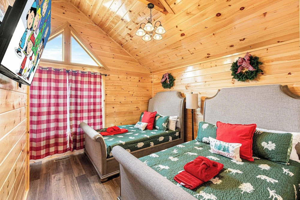 XmasCabins by SmokyStays- Christmas Themed Year Round