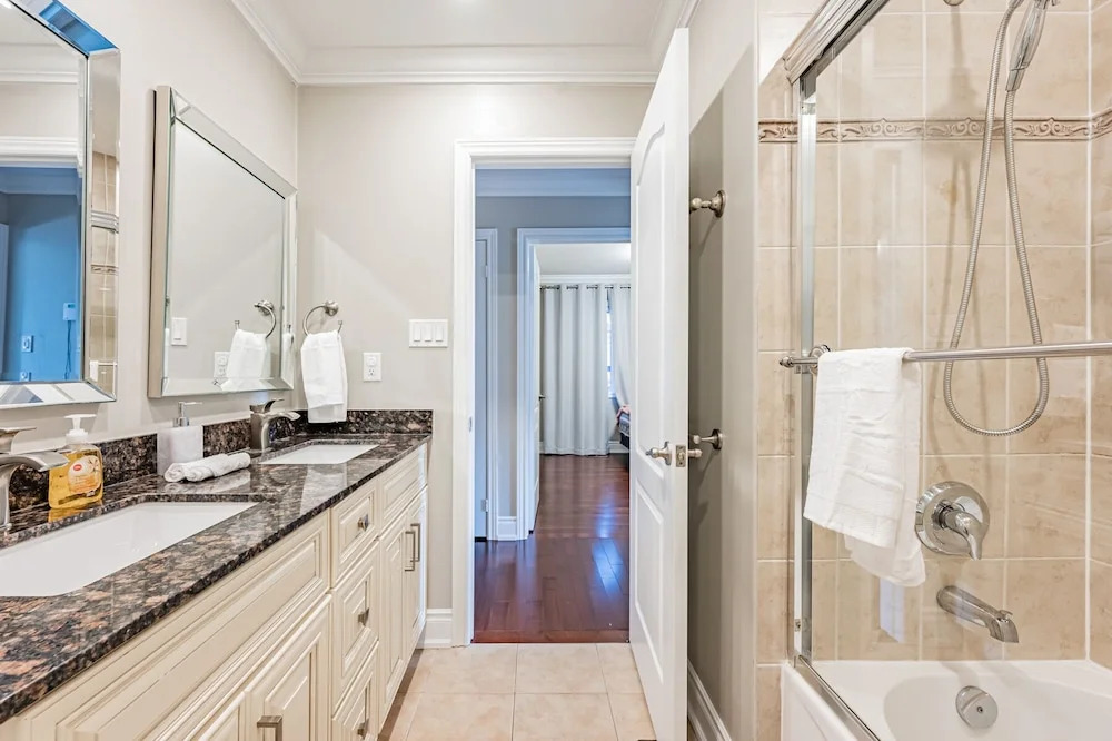Luxury Villa - Mississauga Square One