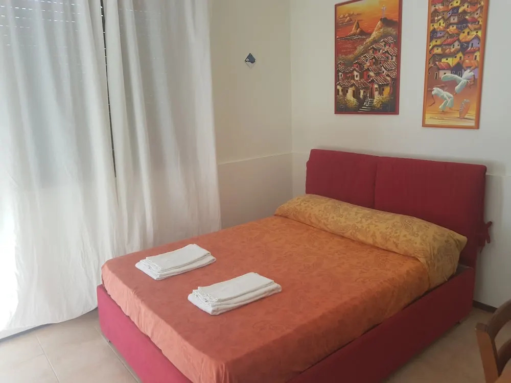Monovano Furnished With a Small Garden