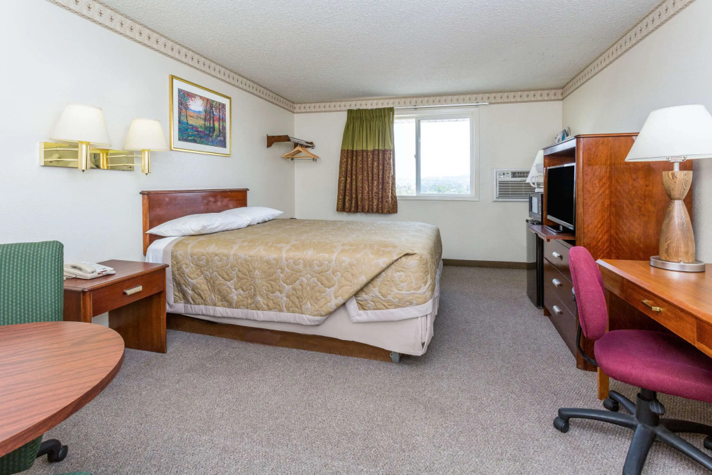 Super 8 by Wyndham Colorado Springs/Chestnut Street