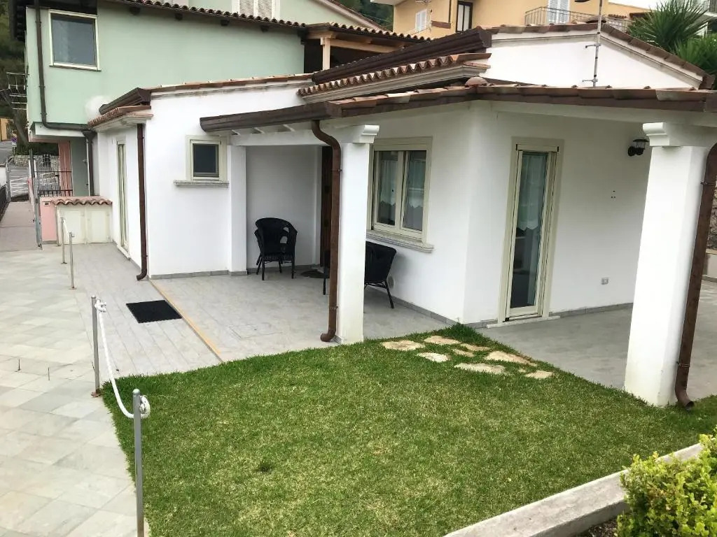 2 bedrooms house at Maratea 50 m away from the beach with sea view enclosed garden and wifi