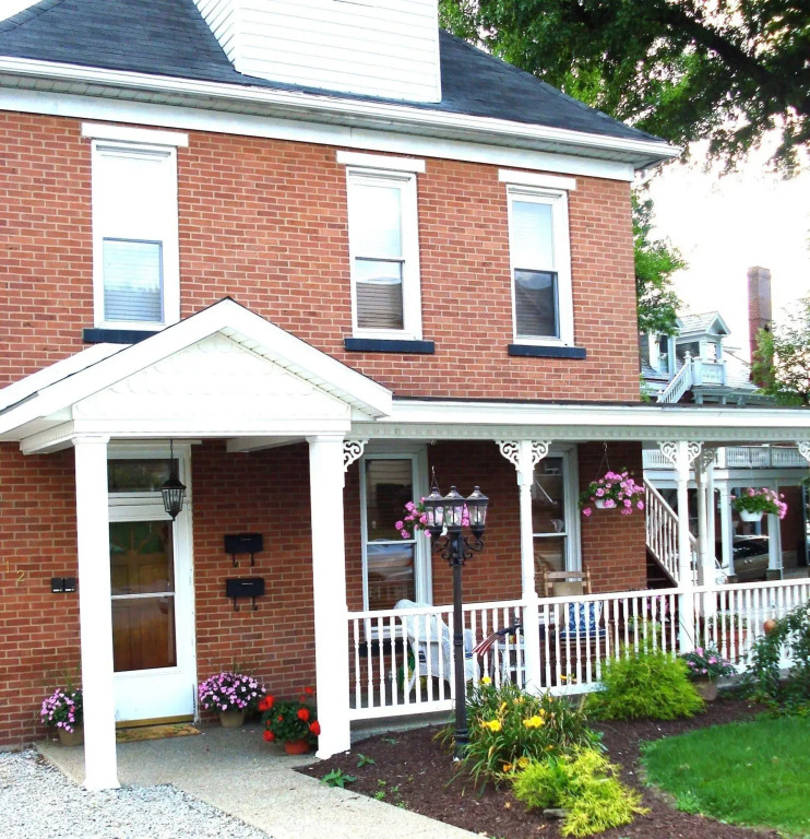 South Broadway Manor B&B - Near Fallingwater, Ohiopyle State Park, Hiking & Biking trails GAP