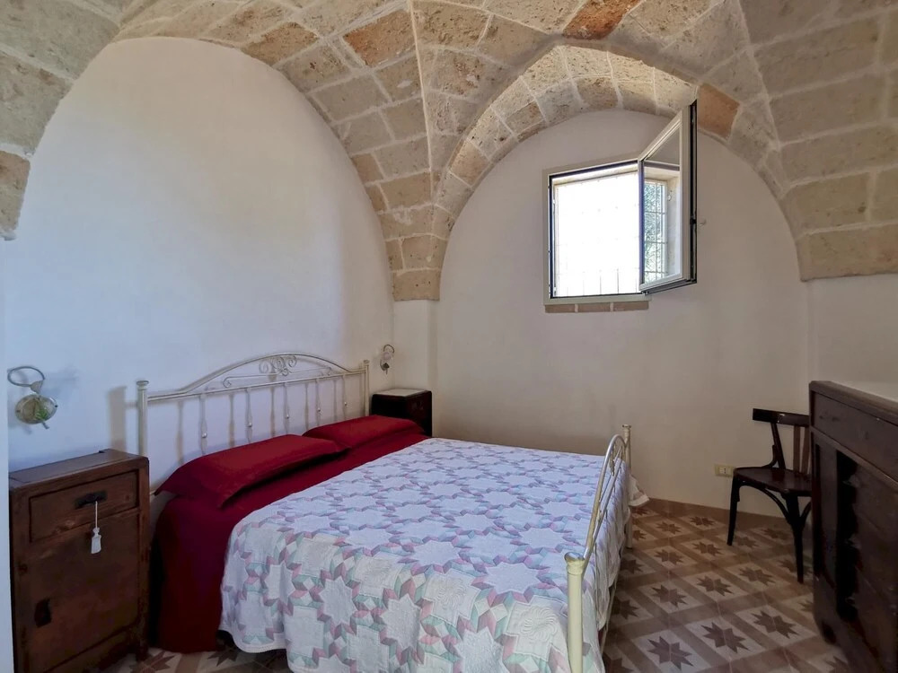 Antico trullo ristrutturato con piscina e giardino